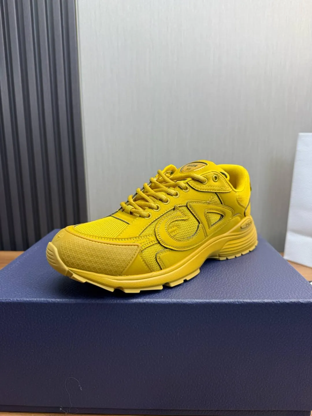 Men's men's shoes 💰740💰 D family Dior ~ New B30 couple 👫 low-top sneakers, the highest version on the market ✅ carefully made of gray mesh fabric and white technical fabric, decorated with reflective "CD30" graphic logo, and "DIO ~ B30" and "CD30" logos on the heel and tongue. An extra-light, sculpted rubber sole with signature accents adds style, while internal stretch details create ideal comfort. It can be matched with various casual styles to show the fashionable and modern sports style〰️ Size: 35-40 (customized at 40 for women) 39-45 (customized at 38.45 for men)
